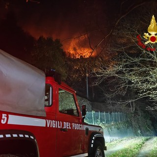 Varazze, incendio boschivo nella frazione di Alpicella, quattro famiglie evacuate