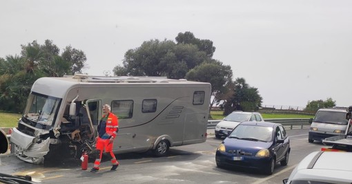 Bergeggi, scontro tra due veicoli sulla via Aurelia: tre feriti in codice giallo, traffico in tilt (FOTO)
