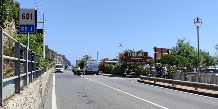 Scooterone tampona un'auto sull'Aurelia sul rettilineo di Borgio, centauro ricoverato (FOTO)