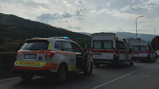 Quiliano, donna in bicicletta travolta da un'auto in via Savona