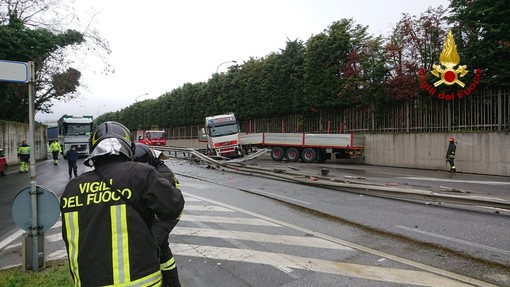 Camion perde controllo sulla strada di scorrimento veloce a Vado: traffico paralizzato (FOTO e VIDEO)