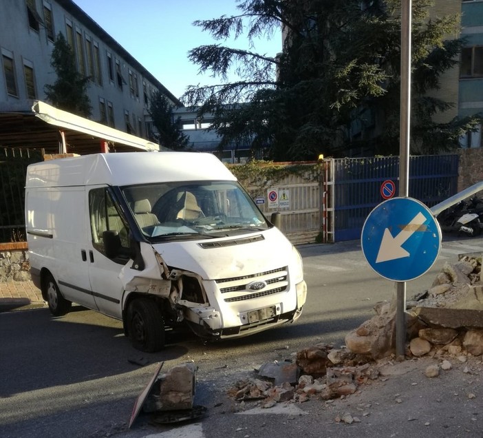 Perde il controllo del furgone e sbatte contro un muro: incidente lungo la provinciale tra Borghetto e Toirano