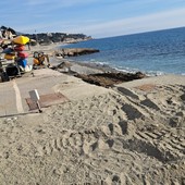 Celle, ripristino e creazione sistema a salvaguardia della condotta fognaria sulla spiaggia:ruspe al lavoro
