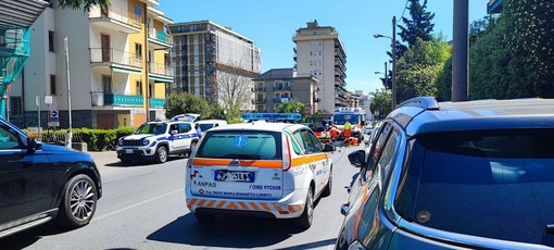 Ciclista urta la portiera aperta di un'auto: soccorsi mobilitati a Borghetto, codice giallo