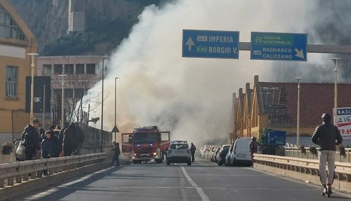 Finale, auto in fiamme lungo l'Aurelia all'altezza del ponte &quot;R. Piaggio&quot; (FOTO e VIDEO)