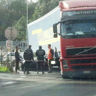 Albisola Superiore, camion contro macchina all'uscita del casello