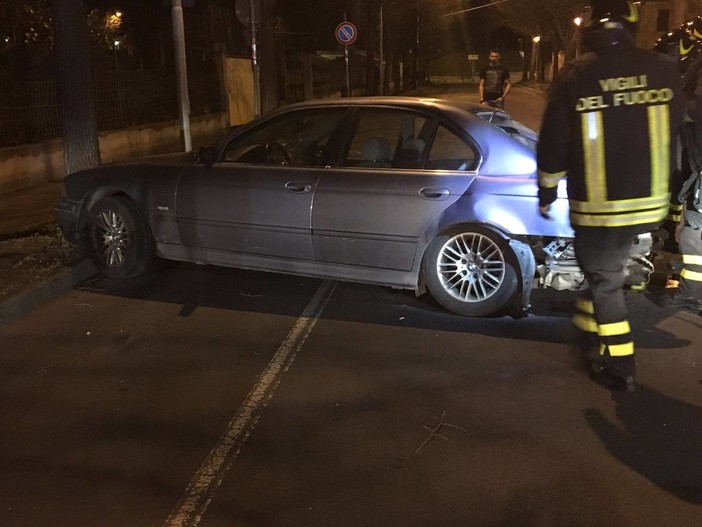 Auto contro albero ad Albenga, all'arrivo dei soccorritori nessuno sul luogo dell'incidente