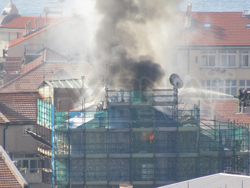 Incendio tetto in via Bartoli a Savona, proseguono le operazioni. La proprietaria di un alloggio: &quot;Soffitto pieno d'acqua, hanno paura che venga giù&quot; (FOTO e VIDEO)