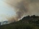 Incendio ad Arnasco: le operazioni di spegnimento proseguiranno nella notte (FOTO)