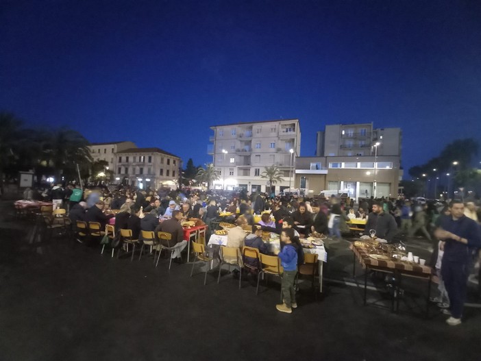 Albenga, successo per Iftar Street: la comunità islamica offre un pasto ai cittadini e rompe il Ramadan