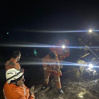 Varazze, incendio boschivo nella zona del Santuario Madonna della Guardia: vigili del fuoco e carabinieri mobilitati