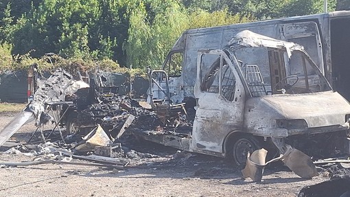 Incendio in un camper a Cenesi, esplosioni e denso fumo: vigili del fuoco in azione