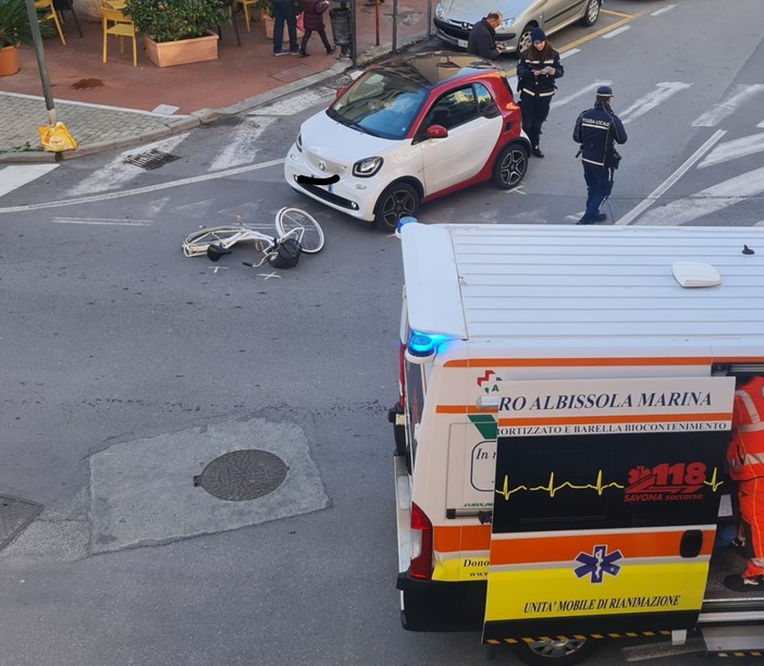 Albissola, auto contro bici, un ferito al San Paolo in codice giallo