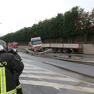 Camion perde controllo sulla strada di scorrimento veloce a Vado: traffico paralizzato (FOTO e VIDEO)