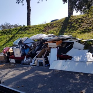 Finale Ligure: abbandono di rifiuti in località San Bernardino, la Polizia risale ai responsabili