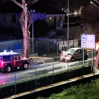 Loano, perde il controllo dell'auto e va a sbattere contro un albero: soccorsi mobilitati (FOTO)