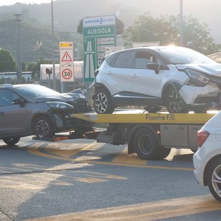 A10, incidente tra più auto in galleria: code chilometriche, mamma e figlio di un mese al San Paolo (FOTO)