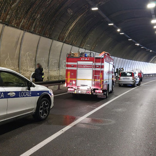 Finale, carambola nella galleria della Caprazoppa: nessun ferito, disagi al traffico