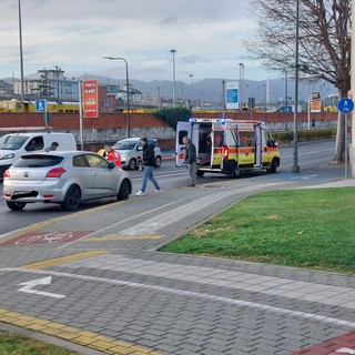 Savona, investimento pedonale in via Stalingrado: una donna ferita