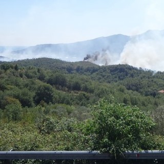 Incendio nell'albenganese: continuano i lanci aerei, elicotteri e canadair sul posto