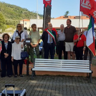 Quiliano, inaugurata una panchina bianca a ricordo delle vittime sul lavoro