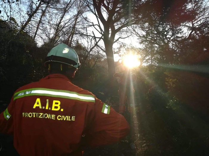 Finale, questa mattina nuovo incendio a San Bernardino: intervento dei vigili del fuoco e dei volontari A.I.B.