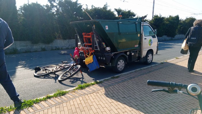 Ceriale, giovane ciclista tampona un furgoncino della nettezza urbana