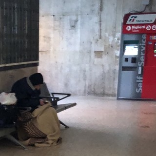 Anziano senza tetto dorme al freddo in stazione ad Albenga, Ciangherotti e Perrone: &quot;Chiediamo aiuto al Prefetto&quot;