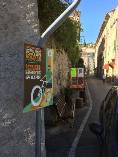 Finale, cartelli 'biciclette a mano' nel centro storico
