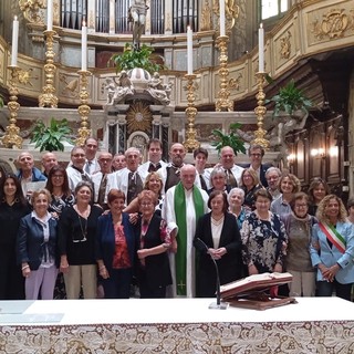 Don Cortesi e i parrocchiani al termine della Santa Messa, insieme ai portatori della Madonna del Carmine