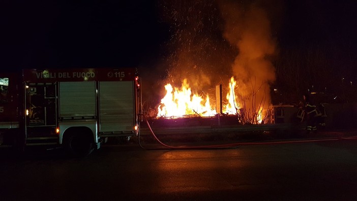 Albenga: incendio di una baracca nei pressi dell'Aurelia (FOTO)