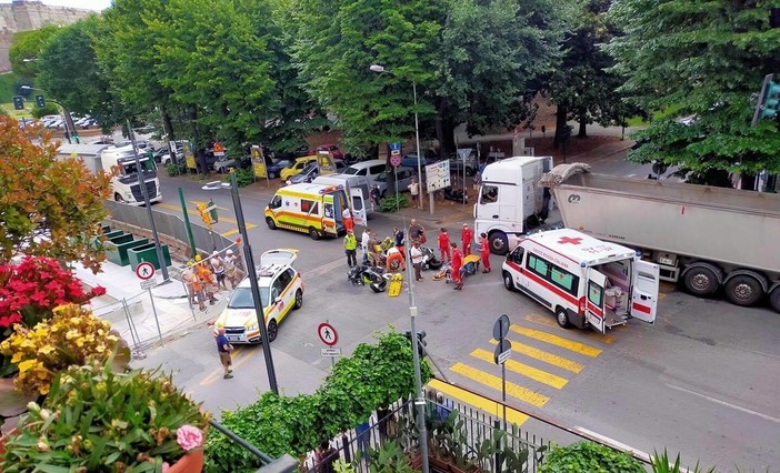 Savona, scontro tra due moto in corso Mazzini: due persone in codice giallo al San Paolo