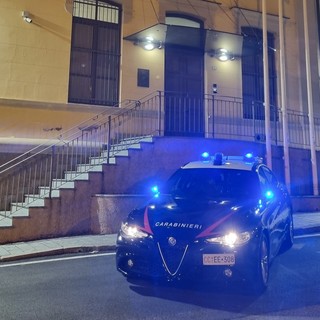 Danneggia veicolo in sosta e alcuni dehor, poi aggredisce un testimone: giovane straniero arrestato a Savona