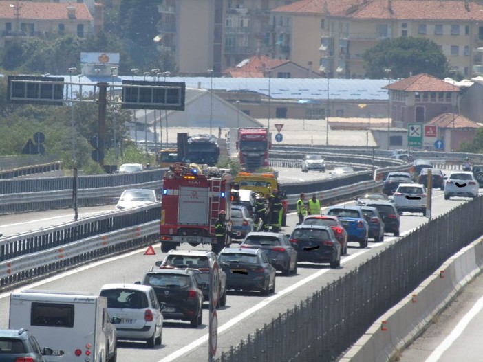 Savona, tamponamento in A10: intervento dei Vigili del fuoco