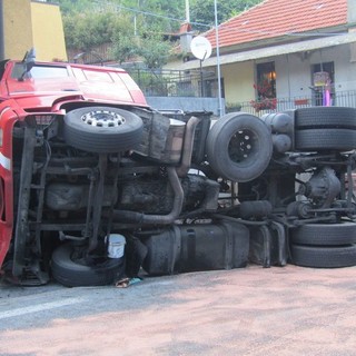 Camion si ribalta lungo la provinciale del Cadibona: strada riaperta (FOTO e VIDEO)