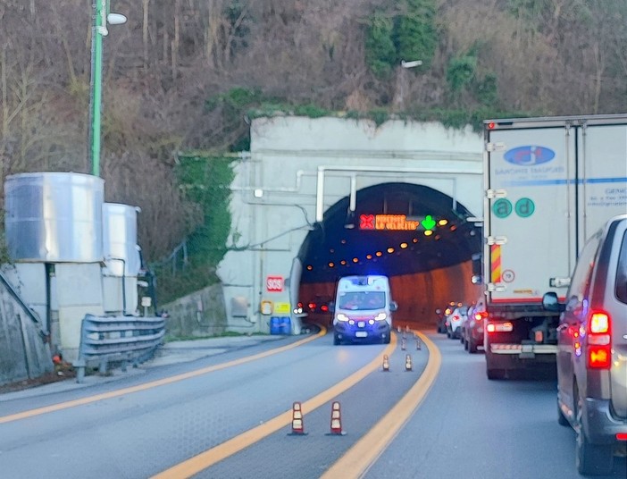 Tamponamento tra due auto sulla A6, soccorsi mobilitati: disagi al traffico