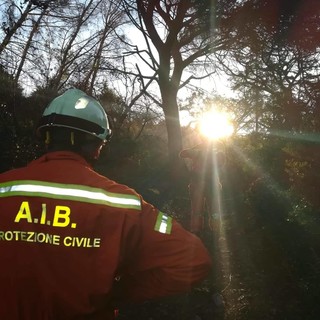 Finale, questa mattina nuovo incendio a San Bernardino: intervento dei vigili del fuoco e dei volontari A.I.B.