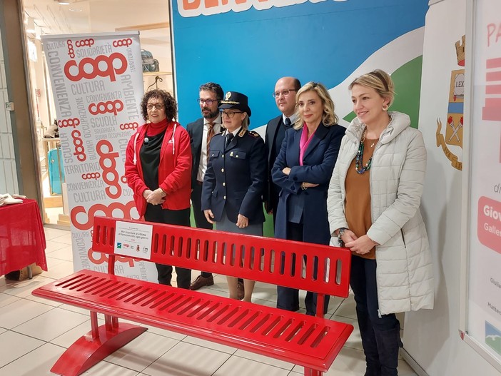 Savona, al centro commerciale &quot;II Gabbiano&quot; di Coop Liguria inaugurata la panchina rossa (FOTO e VIDEO)