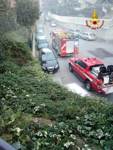 Savona, incendio sterpaglie in via Bruzzone (FOTO)