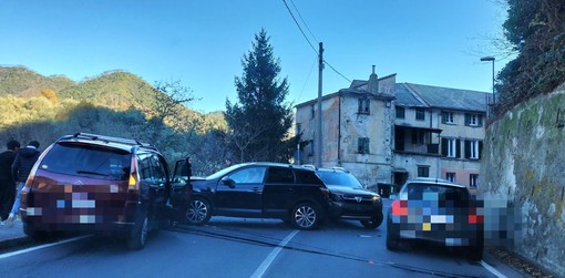 Savona, scontro tra auto in via Santuario: tre codici gialli