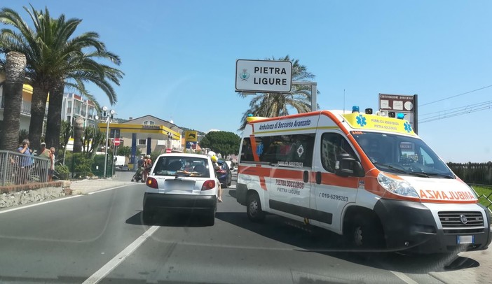 Pietra Ligure, auto investe pedoni sulla via Aurelia: un codice giallo e un codice verde al Santa Corona