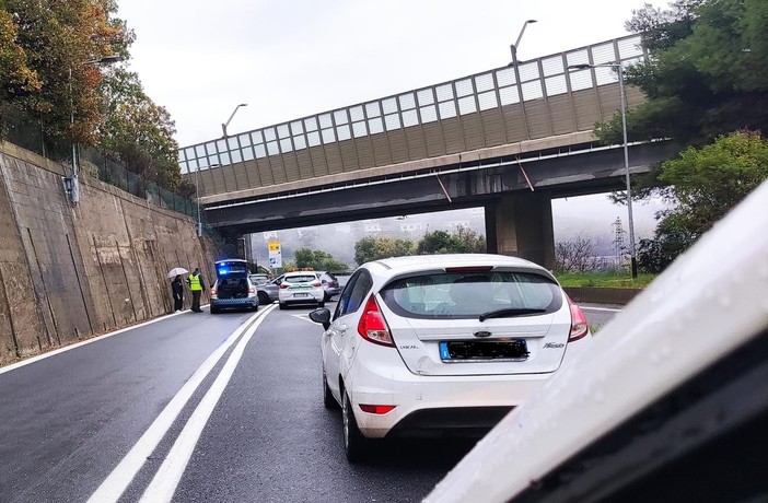 Incidente in autostrada all'uscita del casello di Pietra Ligure, un'auto va a sbattere contro il muro