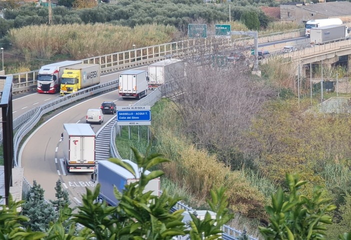 Scontro tra tre camion e due auto: A10 in tilt tra Savona e Varazze