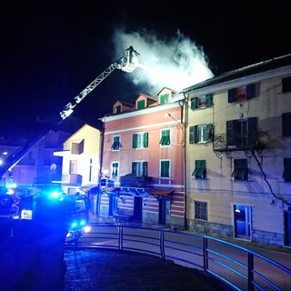 Stella San Giovanni: in fiamme il tetto di una casa (FOTO)