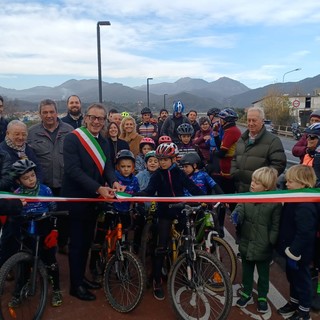 Albenga, inaugurata la pista ciclabile che collega il centro a Leca e Bastia, il sindaco: “Avrà importante valenza turistica”