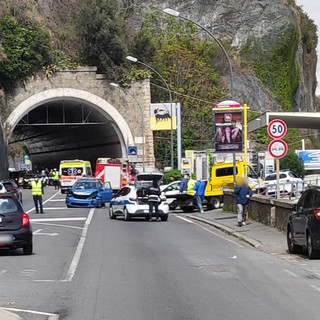 Scontro frontale tra auto nei pressi della galleria Valloria a Savona: tre feriti, tra cui una donna incinta