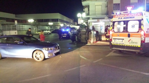 Auto ribaltata in via Dalmazia ad Albenga (FOTO)