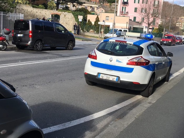 Savona, auto si ribalta su un fianco: un codice giallo al San Paolo