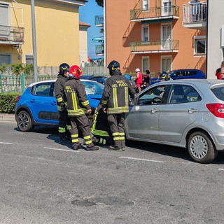 Loano, scontro frontale tra auto lungo l'Aurelia: un ferito e traffico con forti rallentamenti