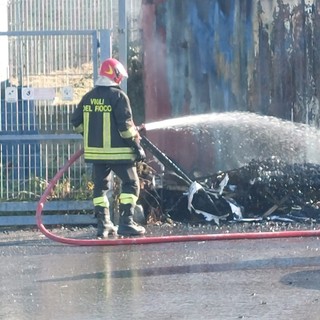 Prende fuoco una roulotte nel piazzale di via Bonini a Savona: intervento dei vigili del fuoco (FOTO)